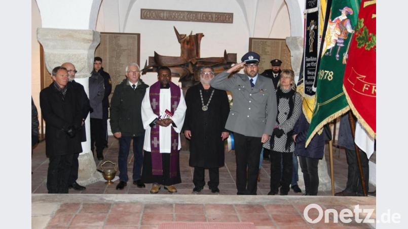 Eine Miteinander von Kirche und Reservistenkameradschaften wird es auch dieses Jahr zum Volkstrauertag geben müssen: Nur während Gottesdiensten sind Feierlichkeiten erlaubt. Allerdings dann wohl mit deutlich mehr Abstand als auf diesem Bild vom Volkstrauertag 2018 in Nabburg. Archivbild: ral