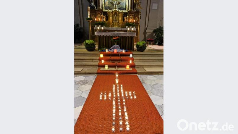 Für den Rosenkranz, zu dem die Kinder und deren Eltern eingeladen waren, war die Wallfahrtskirche schön geschmückt. Bild: Michaela Staufer/exb