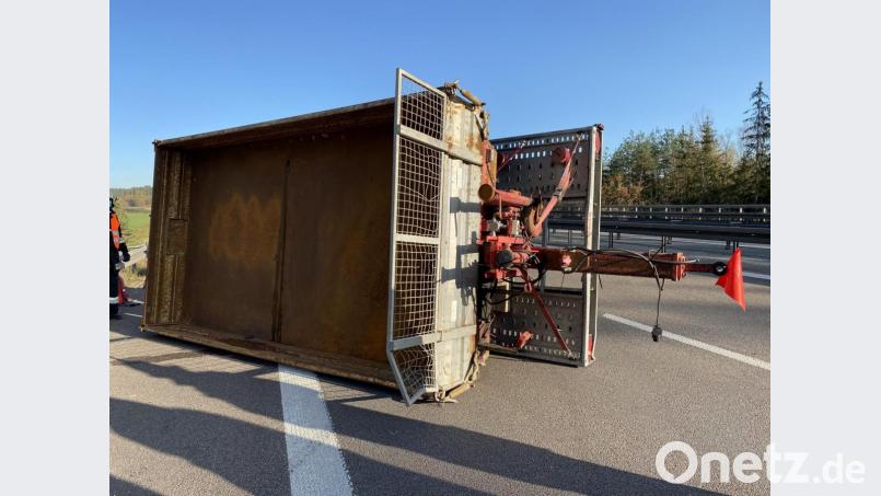 Der Anhänger, der bei dem Unfall umkippte, war mit einem weiteren Anhänger beladen. Bild: egl