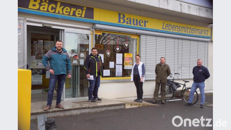 Als eine der ersten Bürgerinitiativen im Landkreis gründete die IWG einen Bürgerservice, auf den in den kommenden Wochen hoffentlich nicht viel Arbeit zukommt. Im Bild (von links) Adrian Scheitler, Bürgermeister Thomas Kaufmann, Birgit Bayer, Ludwig Melzner und Florian Hößl. Bild: bkr