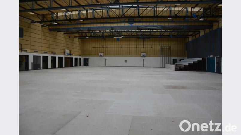 So sieht es aktuell in der Mitterteicher Mehrzweckhalle aus. Zur Erneuerung des Hallenbodens wurden mehrere Schichten eingebaut, darauf kommt noch der eigentliche Sportbelag. Bis Ende November sollen die Arbeiten abgeschlossen sein. Bild: jr