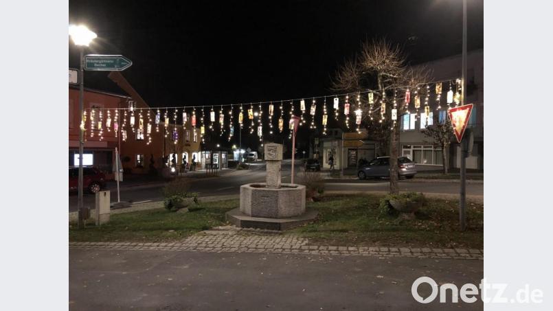 Mehr als 40 gebastelte Martinslaternen leuchten am Marktplatz in Ebnath. Bild: soj