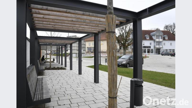Der Dorfplatz in Kümmersbruck trägt nach der Umgestaltung seinen Namen nun zu recht. Früher war er nur eine Straße, jetzt ist ein richtiger Platz entstanden. Unter der Pergola soll bald noch ein Bücherschrank aufgestellt werden. Bild: Petra Hartl