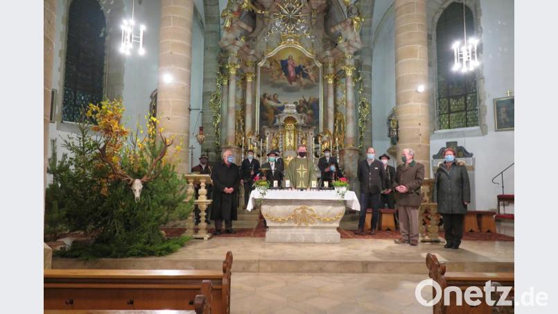 Stadtpfarrer Thomas Kraus zelebrierte die Hubertusmesse,, die von den Kaibitzer Schloßbläsern (im Hintergrund) musikalisch gestaltet wurde. Bild: jzk