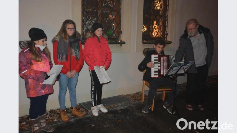 Zum zehnten Mal findet heuer vom 1. bis zum 24. Dezember die Reihe „Lebendiger Adventskalender“ in Konnersreuth statt. Kleine Feiern und ein geselliges Miteinander wie hier im vergangenen Jahr an der Sakristei der Pfarrkirche mit Pater Benedikt Leitmayr und einigen Ministranten wird es aber diesmal wegen der Corona-Pandemie nicht geben. Archivbild: jr