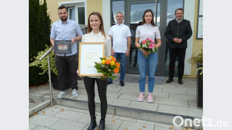 Constanze Reil (vorne), Kevin Forster (links) und Lolita Shipis-Lysyj (Zweite von rechts) schlossen im selben Jahr ihre Gesellenprüfung ab. Das Bild entstand mit Laborchef Rudolf Reil (Mitte) und Bürgermeister Frank Zeitler (rechts). Bild: jua