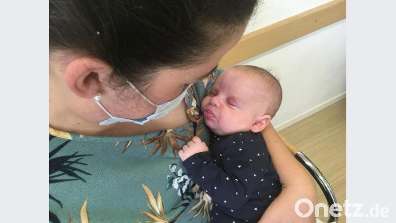 Eine Frau hält ihr schlafendes Baby im Arm. Das Projekt Harl.e.kin in Amberg hilft Familien mit Kindern, insbesondere Frühgeborenen, in allen Lebenslagen. Bild: roa