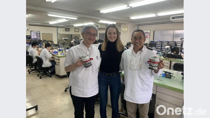 Constanze Reil (Mitte) überraschte am Ende ihre „Lehrherren“ mit einem originellen Gastgeschenk. Als Dankeschön überreichte sie auch an Kataoka Sensei (rechts) einen Porzellankrug. Darauf abgebildet ist ein Motiv der Stadt Nabburg, versehen mit Zinndeckel und Personalisierung von der Zinngießerei Schreiner. Bild: Reil /exb