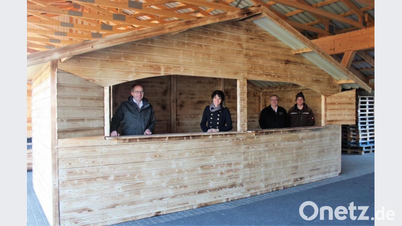 So sieht eine der beiden Hütten aus, die Markus Busch (rechts) im Auftrag der Stadt für den „Kemnather Wintergarten“ gebaut hat. Bürgermeister Roman Schäffler (links) und Stadtmarketing-Mitarbeiterin Romina Passon-Pühl teilen mit, dass die Premiere wegen Corona ins Jahr 2021 verschoben wird. Bild: stg