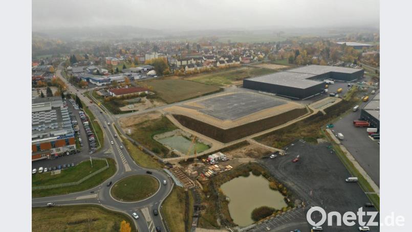 Die Riesenbaustelle auf dem Rosenthal-Areal lichtet sich langsam. Auf der ehemaligen Deponie wurde ein Parkplatz mit 321 Stellplätzen geschaffen; es fehlen nur noch die Markierungen. Die Zufahrtsstraße mit Wendehammer wird am Montag freigegeben. Oberhalb der ehemaligen Deponie hat die Firma Schmelzer 16.000 Quadratmeter gewerblichen Baugrund erworben, der zum größten Teil schon baureif übergeben wurde. Hier schließt sich die Scherdel-Fläche entlang der Dr.-Zimmer-Straße an. Diese Fläche von 33.000 Quadratmetern soll im Frühjahr baureif sein. Und am Kreisverkehr wird aktuell der erste Bauabschnitt zur Waldershofer Ortsumgehung umgesetzt. Der Bike-Park wird unterhalb der neuen Einfahrt verwirklicht. Bild: Florian Miedl