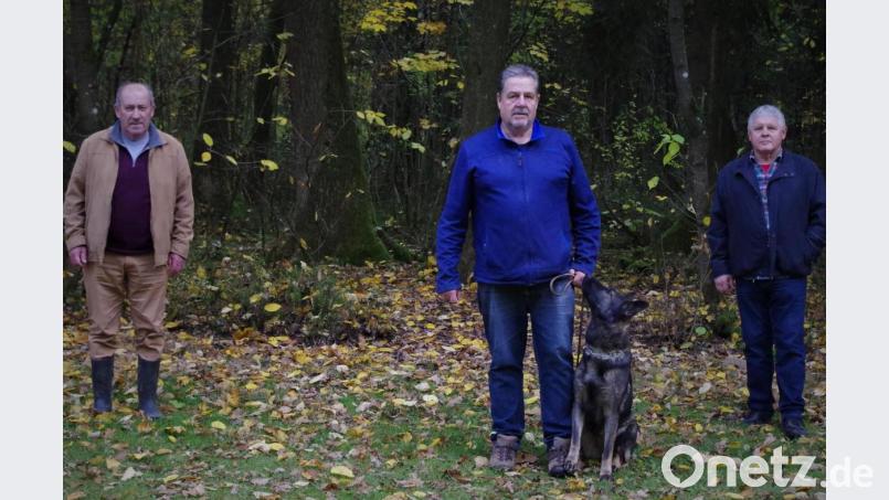 Franz Gulz (rechts), Vorsitzender der OG Schwarzenfeld, und Leistungsrichter Bernhard Babl (links) beglückwünschten Ulrich Helgert zu seinem Ergebnis. Bild: ksi