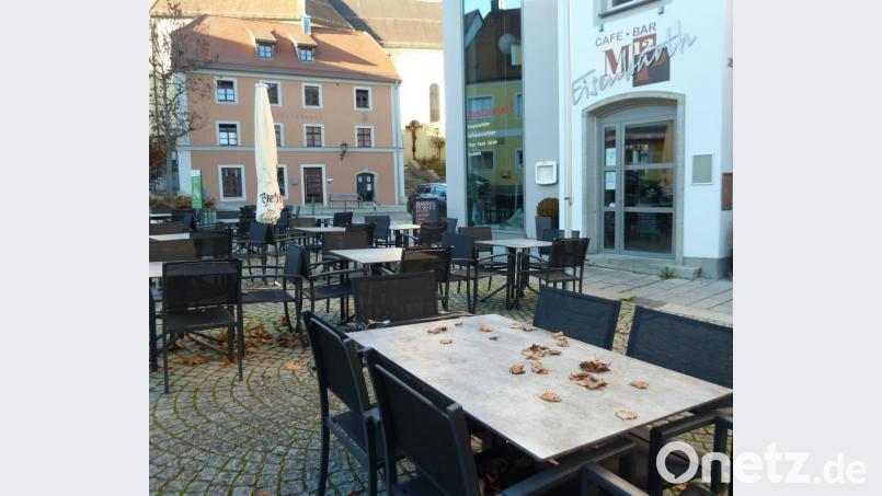 Hinsetzen verboten: So wie bei allen anderen Gastronomiebetrieben in Deutschland ist auch beim MP 12 am Oberviechtacher Marktplatz die Bestuhlung im Außenbereich abgebaut beziehungsweise mit Drahtseilen zusammengebunden. Drinnen im Lokal stehen die Stühle auf den Tischen. Erlaubt ist nur der Verkauf von Speisen zum Mitnehmen. Bild: Portner