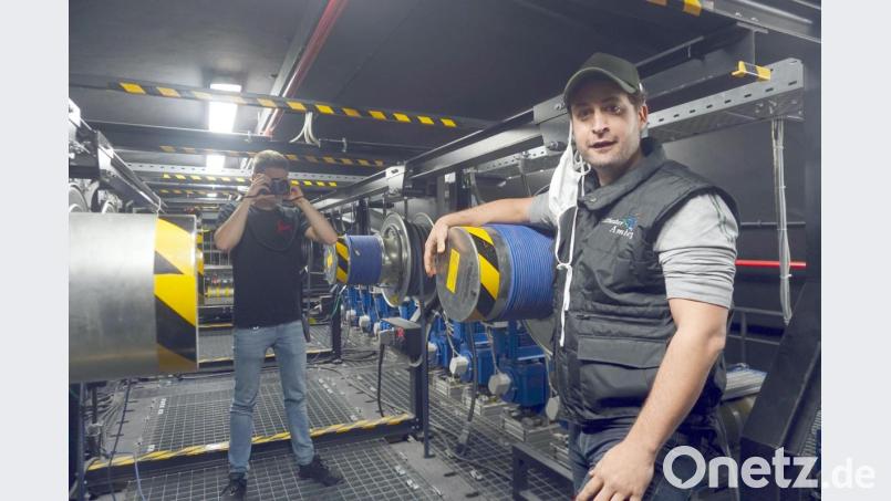 Techniker Harold Zuniga Nunez (rechts) erklärt für die Video-Theaterführung die Seilzüge. Auszubildender Niklas Soldner (hinten) macht die entsprechenden Filmaufnahmen. Bild: Kulturamt/exb