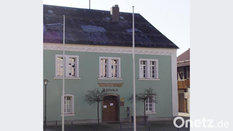 Das Schönseer Rathaus, Sitz der Verwaltungsgemeinschaft Schönsee, hat künftig an einem Donnerstag im Monat bis 19 Uhr geöffnet. Dieser Beschluss wurde auf der VG-Sitzung mit einer Gegenstimme gefasst. Bild: exb