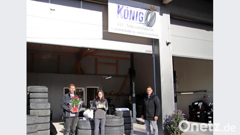 Inhaber Heiko König (von links) mit Tochter Theresa und Bürgermeister Marcus Gradl. Bild: jma