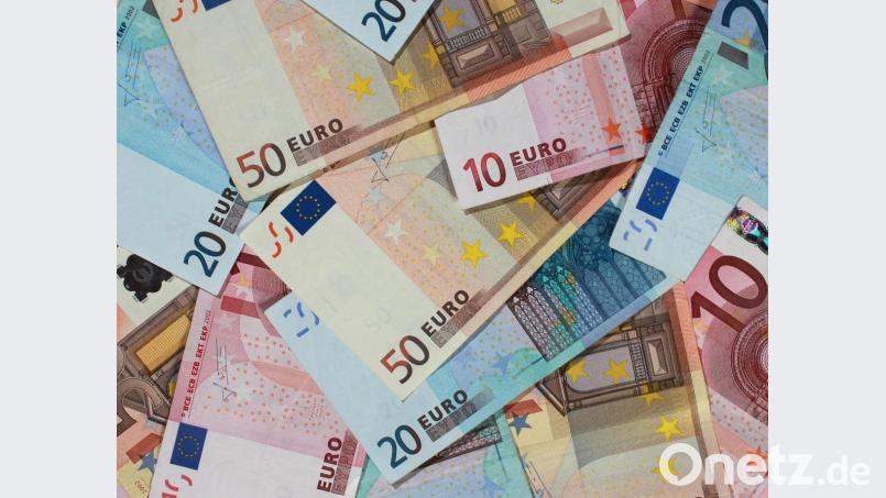 Eine halbe Million Euro mehr als geplant stellt die Gemeinde Wiesau in den Haushalt ein. Das Geld ist für Ausgleichsflächen nötig. Bild: Jens Wolf/dpa