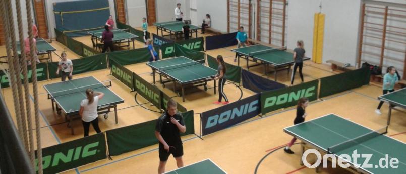Ein Bild aus besseren Vor-Corona-Zeiten: So sah das Tischtennistraining beim Nachwuchs des SV Neusorg bis zum März dieses Jahres aus. Daran ist mittlerweile nicht mehr zu denken. Bild: Riedl/exb