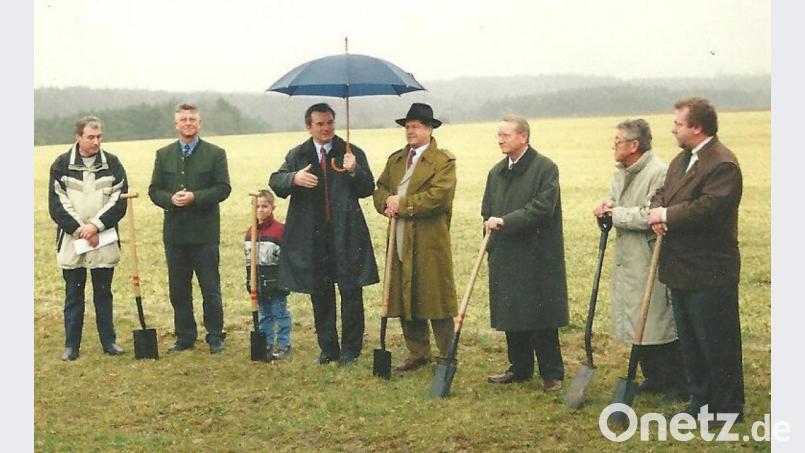 Der symbolische erste Spatenstich für das neue Winbucher Dorfgemeinschaftshaus (von links): der damalige Landtagsabgeordnete Armin Nentwig, Thomas Graf, Landrat Hans Wagner, Peter Czommer, Schmidmühlens Bürgermeister Manfred Puchta und Max Scholz. Archivbild: bjo