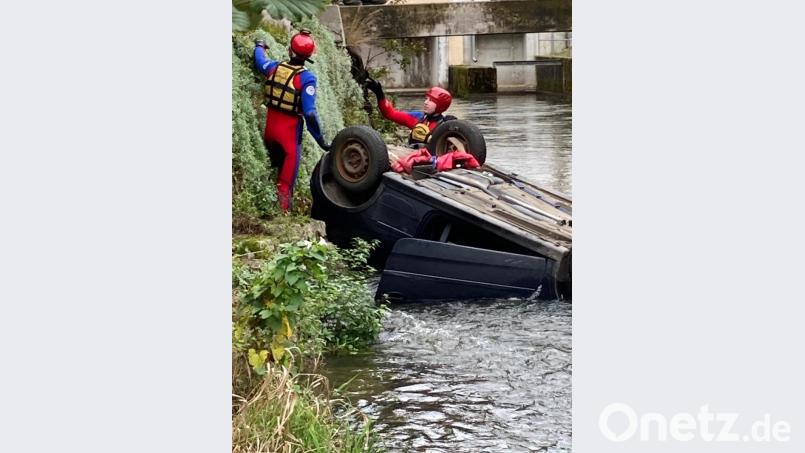 Als Mitte Oktober eine Frau mit ihrem Auto in Kröblitz in die Schwarzach stürzte, waren Retter der Wasserwacht zur Stelle. Bild: Thomas Grimm/exb