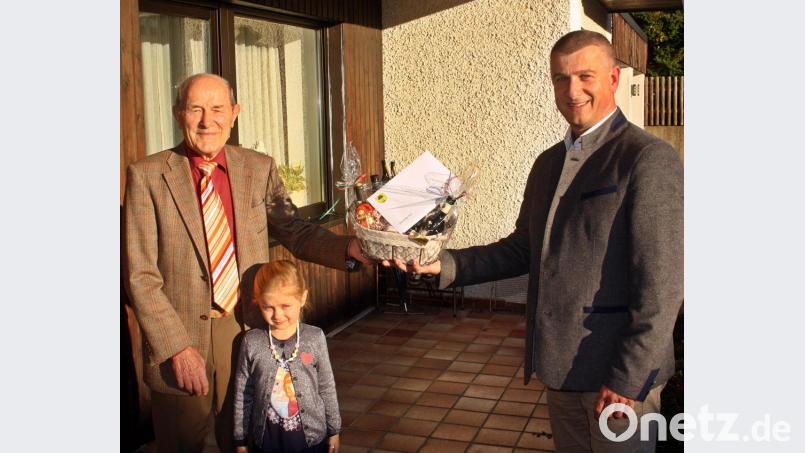 Julius Kauschinger (links), im Bild mit Urenkelin Johanna, freut sich über die Glückwünsche von Bürgermeister Dietmar Schaller. Bild: zer