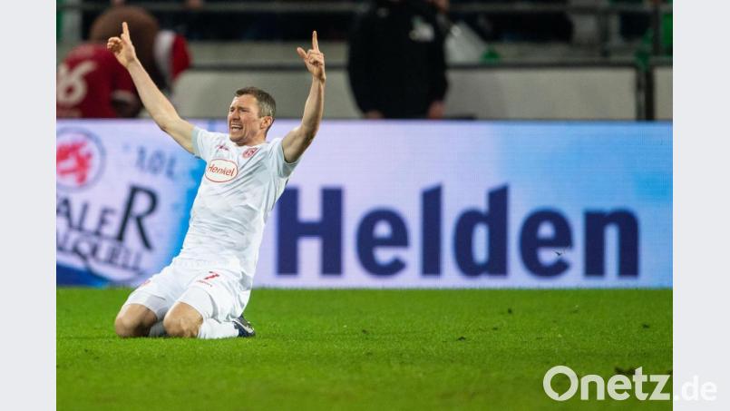 Jubelt Oliver Fink doch noch einmal im Trikot der Profis von Fortuna Düsseldorf? Der Vilsecker spielte seit Sommer in der „Zweiten“ der Fortuna, um die vielen Talente zu führen. Jetzt erfolgte die Rückkehr zur Zweitliga-Truppe. Bild: Swen Pförtner/dpa