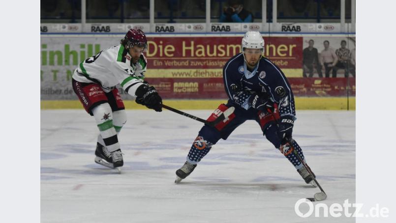 Drittes Spiel, dritter Top-Gegner: Die Blue Devils treten am Dienstag zum Oberpfalzderby bei den Eisbären Regensburg an. Das Bild zeigt Tomas Rubes (rechts) im Auftaktmatch gegen die Starbulls Rosenheim (links Dennis Schütt). Die Weidener unterlagen Rosenheim mit 1:4, gewannen dann aber am Sonntag in Deggendorf mit 2:0. Archivbild: gb