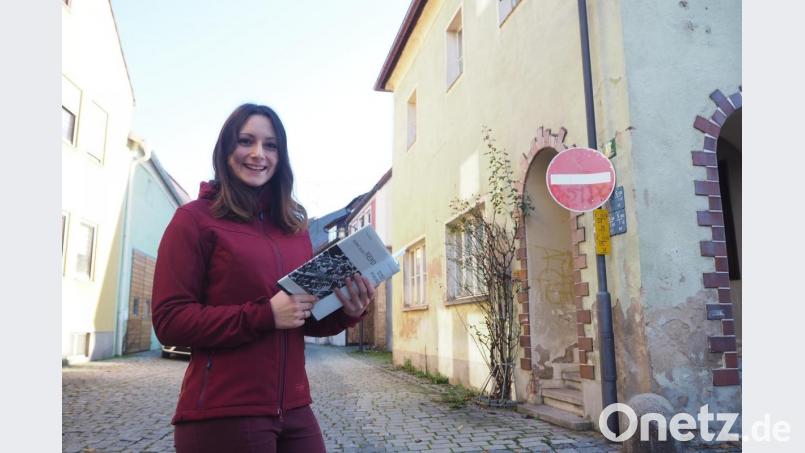 In der Pfreimder Rosengase sind Hausnamen dicht gesät. Elena Kaspar von der Verwaltungsgemeinschaft hofft, dass sich viele Hausbesitzer an der Aktion beteiligen, die ihnen ein kostenloses Schild beschert. Bild: bl