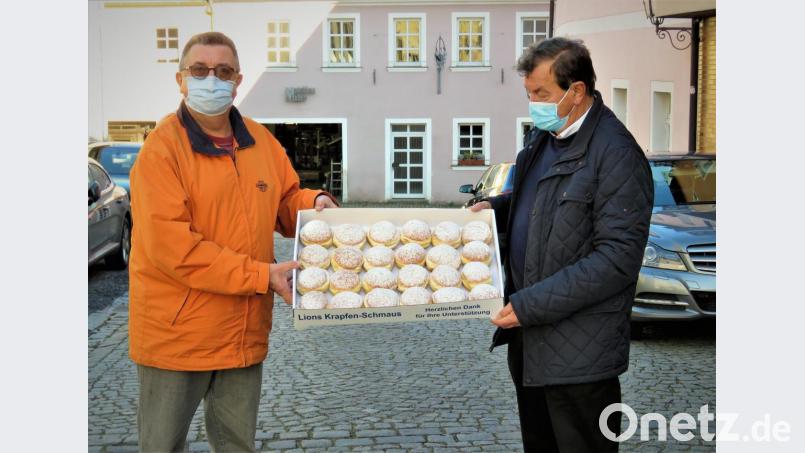Lions-Präsident Hans-Jürgen Jokiel und Distrikt-Governor Franz Göhl (von links) haben am Montag einen ersten Blick auf die Boxen mit jeweils 24 Krapfen geworfen. Am Mittwoch werden unzählige solcher Boxen mit frischen Krapfen an die teilnehmenden Firmen und Behörden ausgeliefert. Bild: ubb