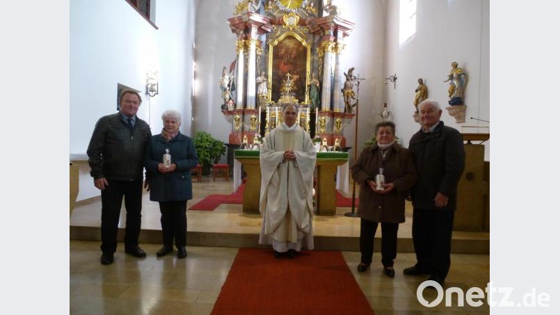Gemeinsam begingen zwei Kaltenbrunner Ehepaare ihr Ehejubiläum. Pfarrer Varghese Puthenchira gratulierte. Bild: bk