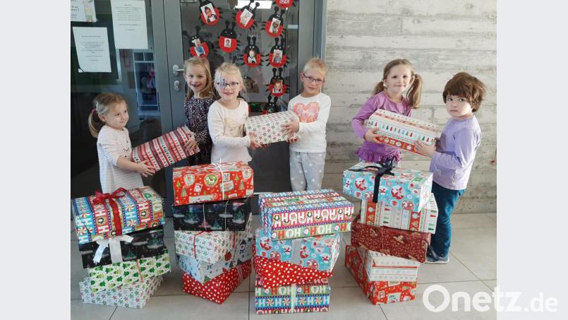 Die Geschwisterkinder aus der Marienkäfergruppe, Katzengruppe und Fledermausgruppe bei der Übergabe im &quot;Kinderstodl&quot; in Püchersreuth. Bild: exb