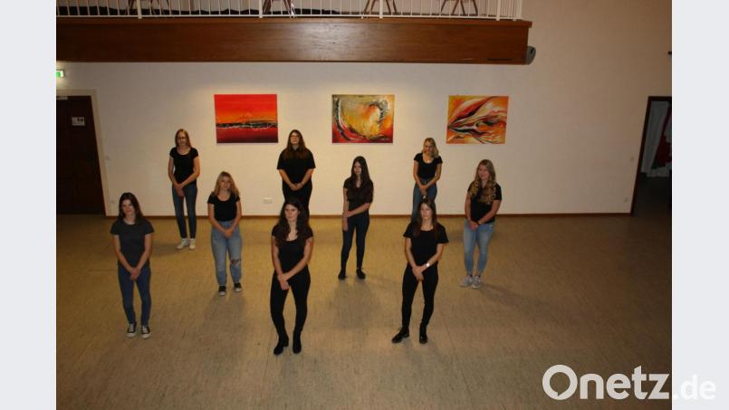 Neun junge Frauen aus Vorbach wollen das Jubiläum der Krieger- und Soldatenkameradschaft unterstützen. Nun hoffen sie auf den ein oder anderen Sponsoren für ihre Festgewänder. Bild: edo