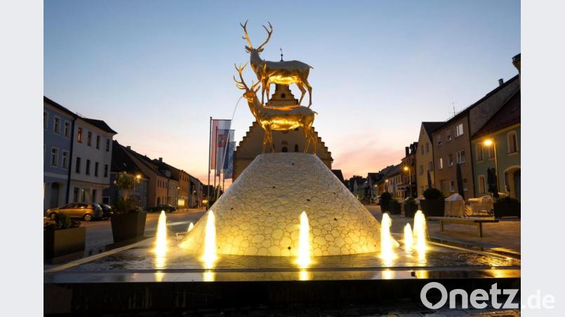 Zwei goldene Hirsche zieren den Hirschauer Stadtbrunnen. Bild: Alfred Härtl
