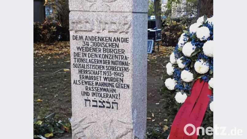 Der Gedenkstein in der Konrad-Adenauer-Anlage erinnert an die jüdischen Mitbürger aus Weiden, die den Nazi-Terror nicht überlebt haben, ist viele Jahrzehnte alt. Deshalb ist in der Inschrift „nur“ von 34 ermordeten Juden die Rede. 55 waren es in der schrecklichen Realität. Bild: Franz Häring/exb