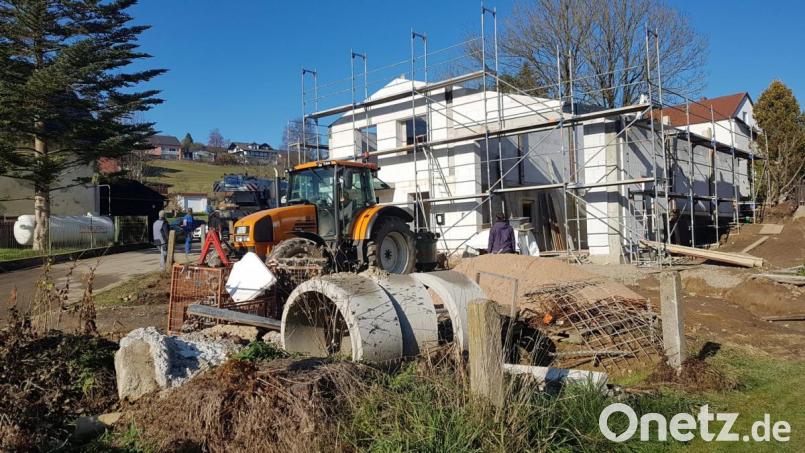 Die Burgtreswitzer Feuerwehrleute wünschen sich goldene Herbststage, damit der Bau ihres neuen Gerätehauses noch vor dem Wintereinbruch unter Dach und Fach kommt. Bild: gi