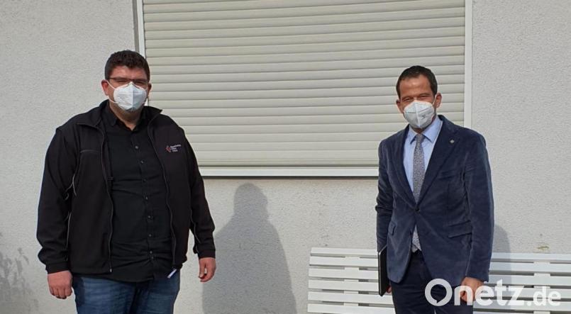 Bundestagsabgeordneter Albert Rupprecht (rechts) bei seinem kurzen Besuch beim BRK-Kreisverband Tirschenreuth mit Kreisgeschäftsführer Holger Schedl. Bild: Sven Lehner, BRK Kreisverband Tirschenreuth/exb