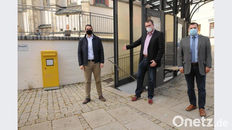 „Da muss er hin“, meint CSU-Fraktionssprecher Patrick Fröhlich (Mitte) zum geplanten Aufzug für die Tiefgarage am Eingang beim Rathaus. Gemeinsam mit Günter Koller (rechts) und Florian Bart (JU) will er sich für eine baldige Verwirklichung einsetzen. Bild: Joachim Gebhardt