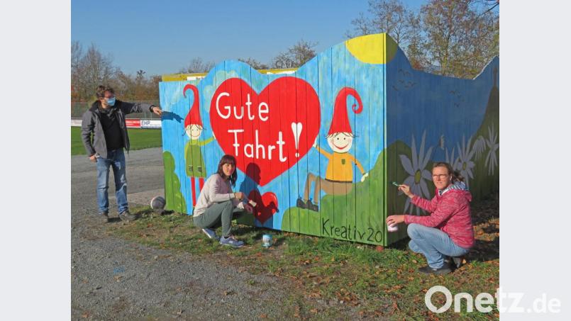Das „Kunstwerk“ am Containerstandort ist vollendet. Bürgermeister Wolfgang Haberberger (von links) dankte den Hobbykünstlern Tanja Dollhopf und Petra Prischenk sowie Yvonne Walter (nicht anwesend) für ihr künstlerisches Engagement. Bild: ow