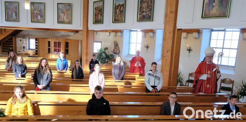 In Coronazeiten sieht selbst ein Gruppenbild nach einer Firmung etwas anders aus. Nur fürs Foto nahmen die Firmlinge für wenige Sekunden ihre roten Mundschutzmasken ab. Pfarrer Heribert Englhardt und Weihbischof Dr. Josef Graf hatten den feierlichen Gottesdienst zu einem eindrucksvollen Erlebnis für die Kinder werden lassen. Bild: wlr