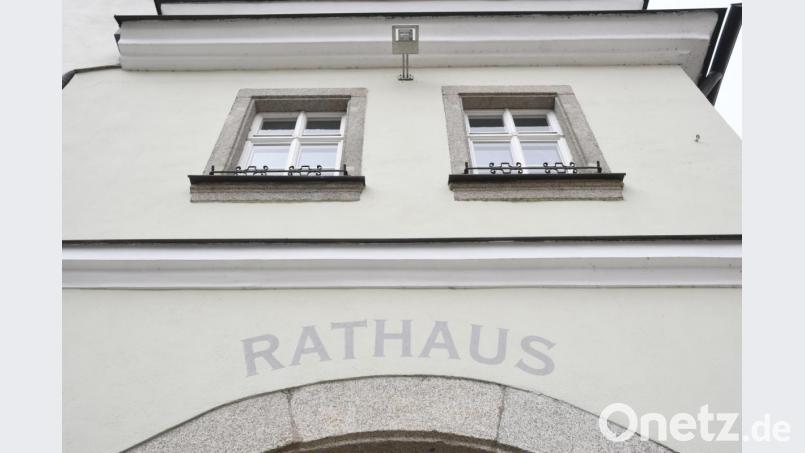 Auch wenn die Freien Wähler Bedenken äußerten: Die Stadtratssitzung in Neustadt/WN findet am Dienstag, 10. November, im Pfarrheim statt. Aus dem Rathaus Neustadt (Bild) heißt es, dass etwa das Städtebauförderprogramm 2021 auf der Agenda steht. Symbolbild: Petra Hartl