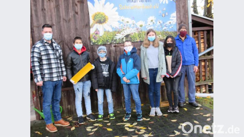 Stolz präsentieren die Schüler der AG Bienen das geerntete Wachs. Fachlehrer Dominic Lohr und Imker Johann Pilarski begleiteten die Arbeiten. Bild: ph