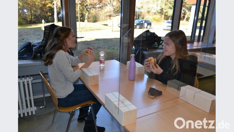 Hanna Bauer und Milena Klöble (von links) machen in der Mensa des Stiftland-Gymnasiums Mittagspause. Bild: kaz