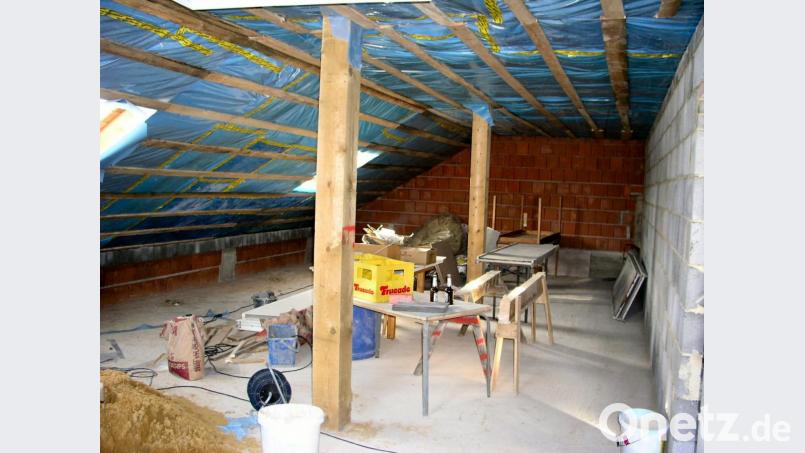 Im Jahr 2009 erfolgte der Dachausbau am Dorfgemeinschaftshaus, das heute einen Jugendraum beherbergt. Archivbild: bjo