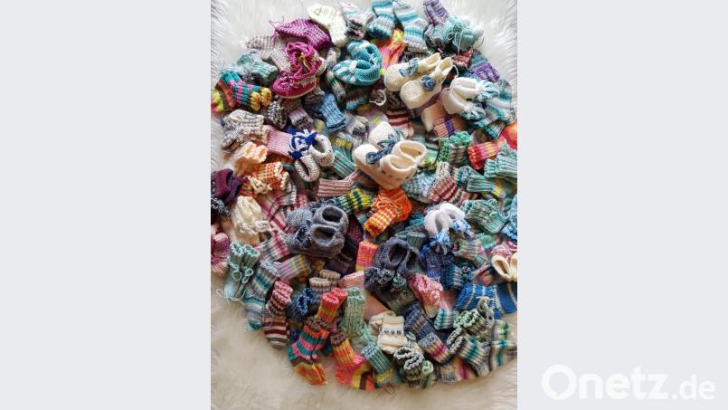 112 Paar selbstgestrickte Söckchen konnte Familienbeauftragte Michaela Schmidt an Marianne Fütterer für koki übergeben. Bild: ld
