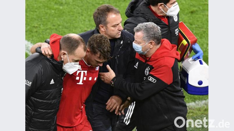 Joshua Kimmich (Zweiter von links) wird verletzt vom Platz geführt. Bild: Martin Meissner/dpa