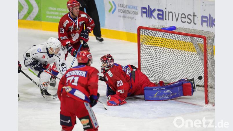 Die Blue Devils gewannen am Sonntag beim Deggendorfer SC mit 2:0. Hier schießt Dennis Palka (weißes Trikot) zum 1:0 ein. Bild: Roland Rappel
