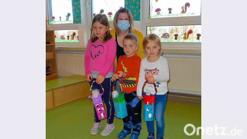 Laternen aus alten Milchverpackungen gestaltete in diesem Jahr das Kinderhaus Friedenfels. Die Leiterin des Kinderhauses, Nicole Lippert (hinten), freute sich mit Leni, Dennis und Laura (vorne von links) über die gelungenen Werke. Bild: bsc