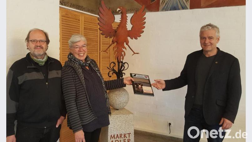 Norbert und Roswitha Kresta (von links) überreichen den neuen Bildband Bürgermeister Robert Lindner. Bild: le