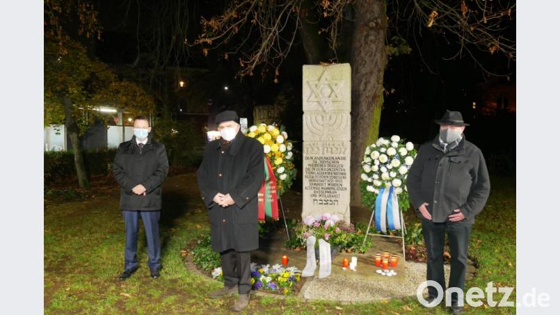 Oberbürgermeister Jens Meyer, Leonid Shaulov, Vorstand der jüdischen Gemeinde, und Pfarrer Alfons Forster (von links) gedenken in der Konrad-Adenauer-Anlage der Weidener Juden, die dem Nazi-Terror zum Opfer gefallen sind. Bild: man
