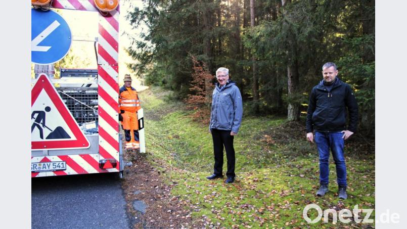 Fein säuberlich wurden die neuen eindrehbaren Steckleitpfosten mit Lochung für Schneezeichen durch die Firma Groß aus Pösing verbaut. Mit auf dem Bild (von rechts) Technischer Angestellter Markus Meyer und Bürgermeister Johannes Reger. Bild: njn