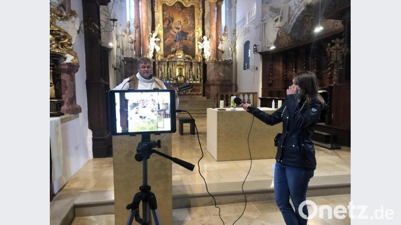 &quot;Ein Licht geht uns auf in der Dunkelheit&quot; singt Pfarrer Adrian Kugler. Das Bild mit dem Prior des Klosters Speinshart und Erzieherin Annalena Herr entstand während der Videoaufnahme für die St.-Martinsfeier. Bild: do